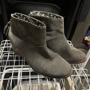 TOMS Women's Boots Tasseled Zip Castlerock Suede Leila Bootie ✨